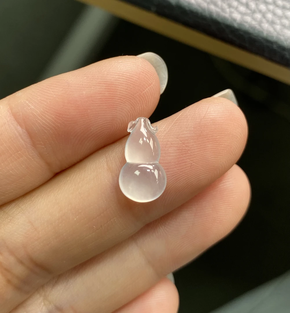 天然缅甸翡翠A货白冰葫芦纯净精致尺寸12.1-6.7-3.1mm