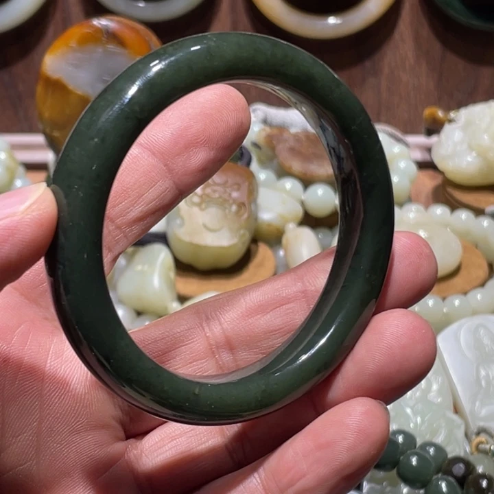 和田玉未镶嵌手镯