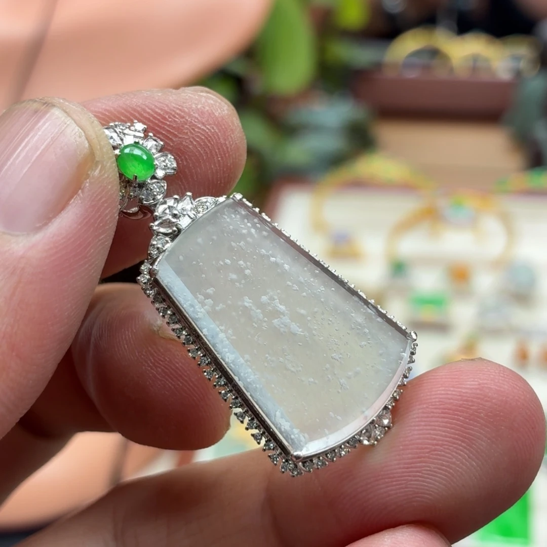 翡翠18K金镶嵌颈饰