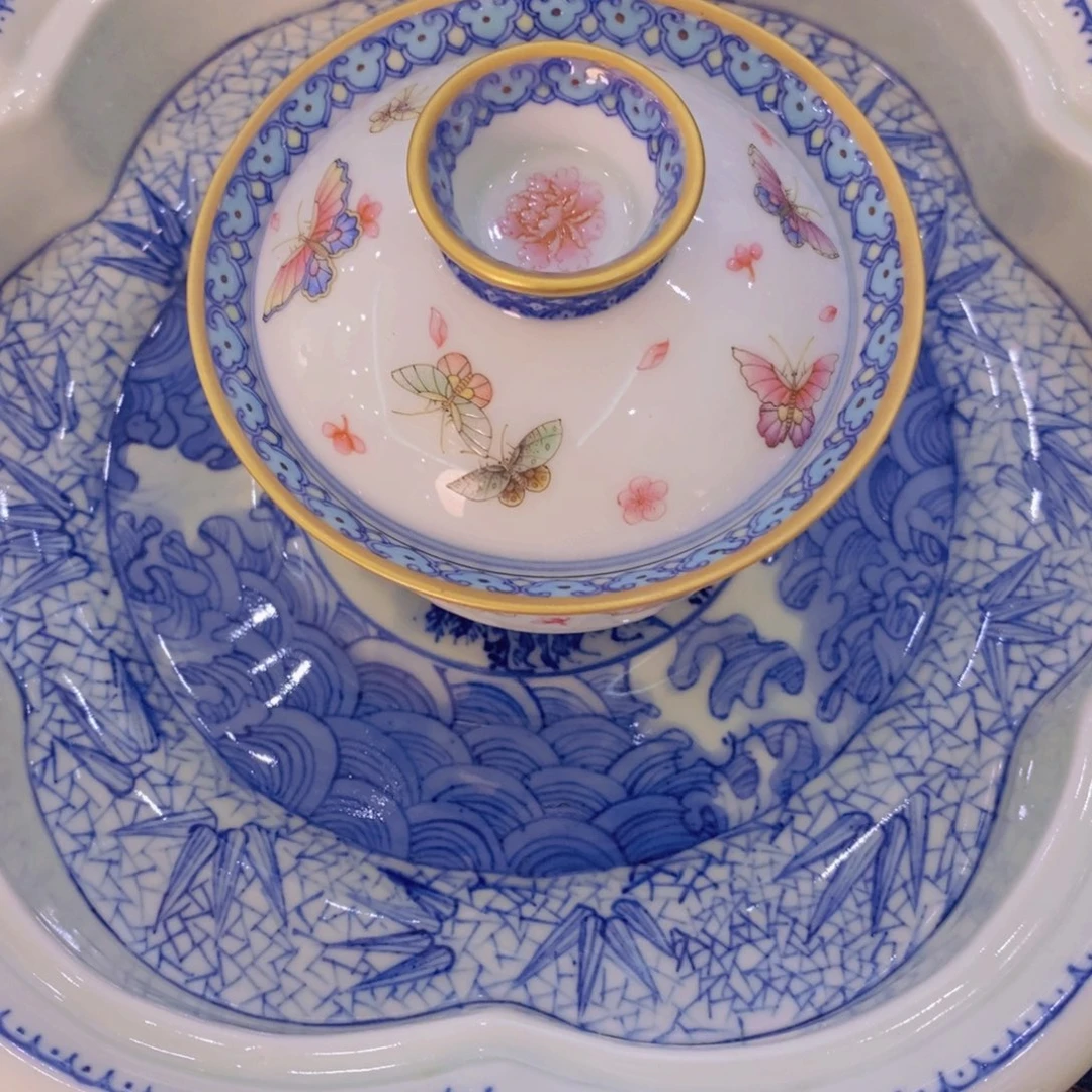 清***韵青花斗彩内外绘蝴蝶盖碗