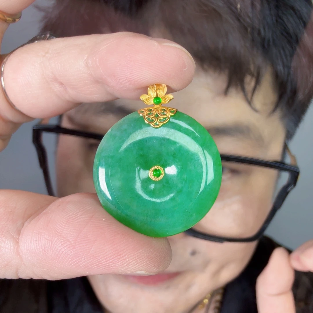 翡翠18K金镶嵌颈饰一件