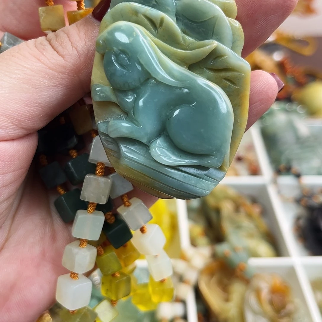 蛇纹石玉颈饰未镶嵌