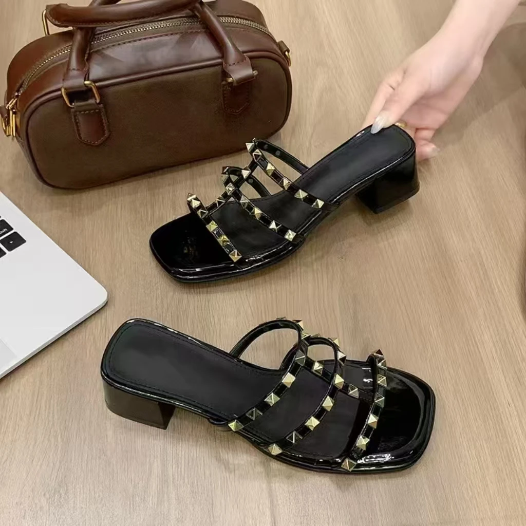 【锦衣服饰】AC 8683重工柳钉粗跟一字拖鞋