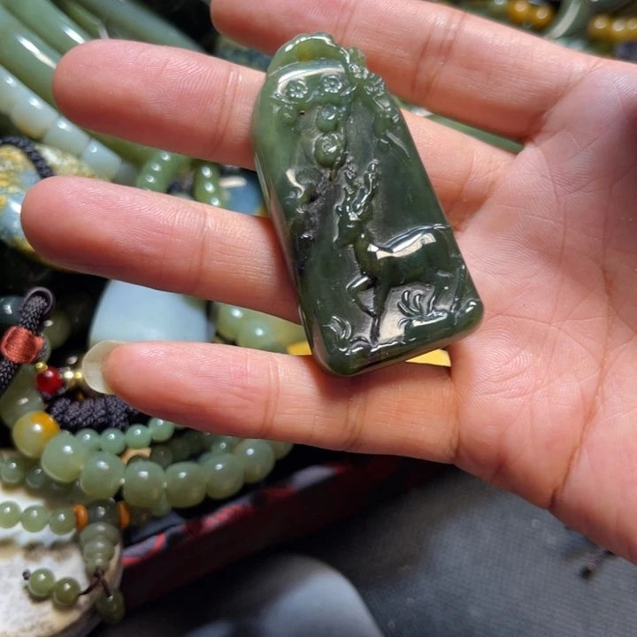 蛇纹石玉未镶嵌颈饰