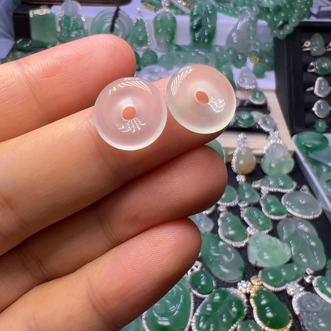 纤***寻石英质玉（非洲翠）未镶嵌颈饰