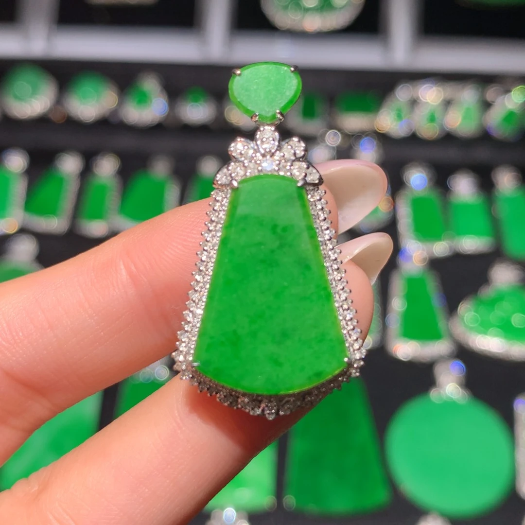 翡翠18K金镶嵌颈饰翡翠