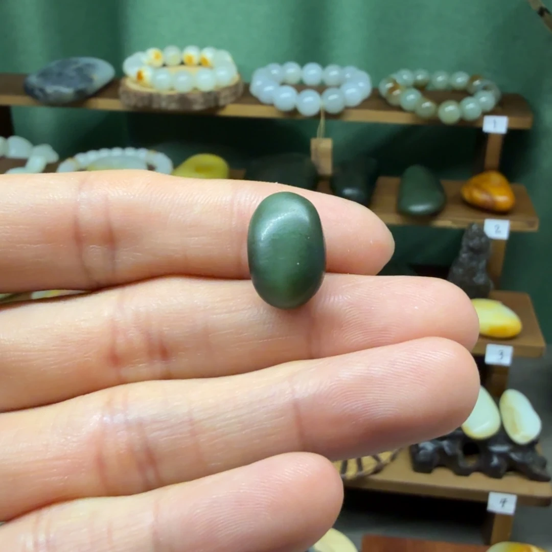 和田玉未镶嵌吊坠(不含链)石**绘