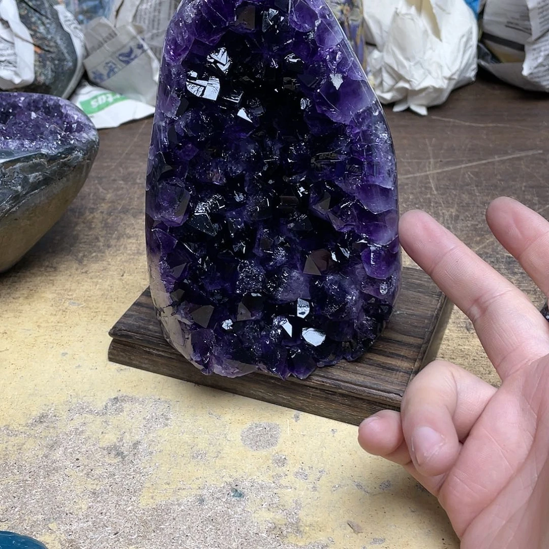 张***华紫晶未镶嵌大型摆件（非配饰）