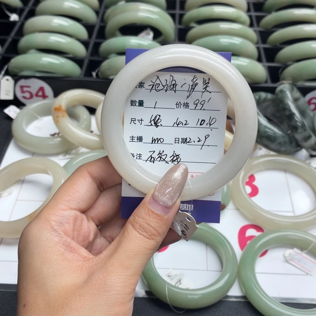 沧***笑石英岩玉未镶嵌手镯