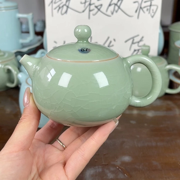 87号豆绿西施壶230毫升不完美