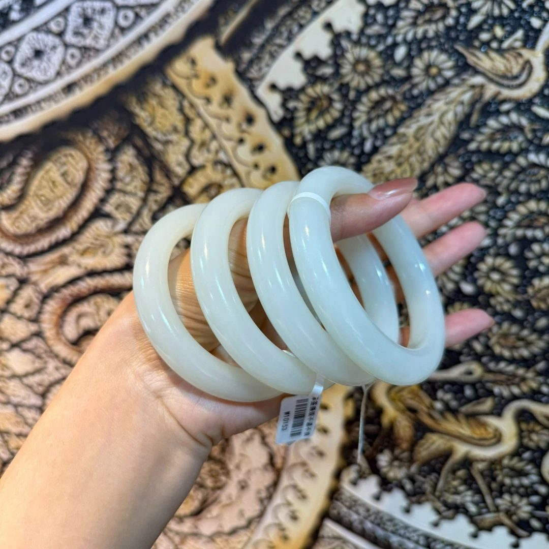 正宗天然和田玉手镯女士气质百搭款多样性发货拍一发一