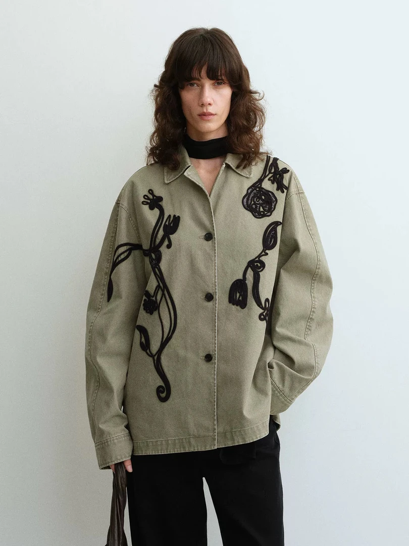 YOEYYOU刺绣翻领衬衫25春新款设计感不对称图案宽松牛仔外套