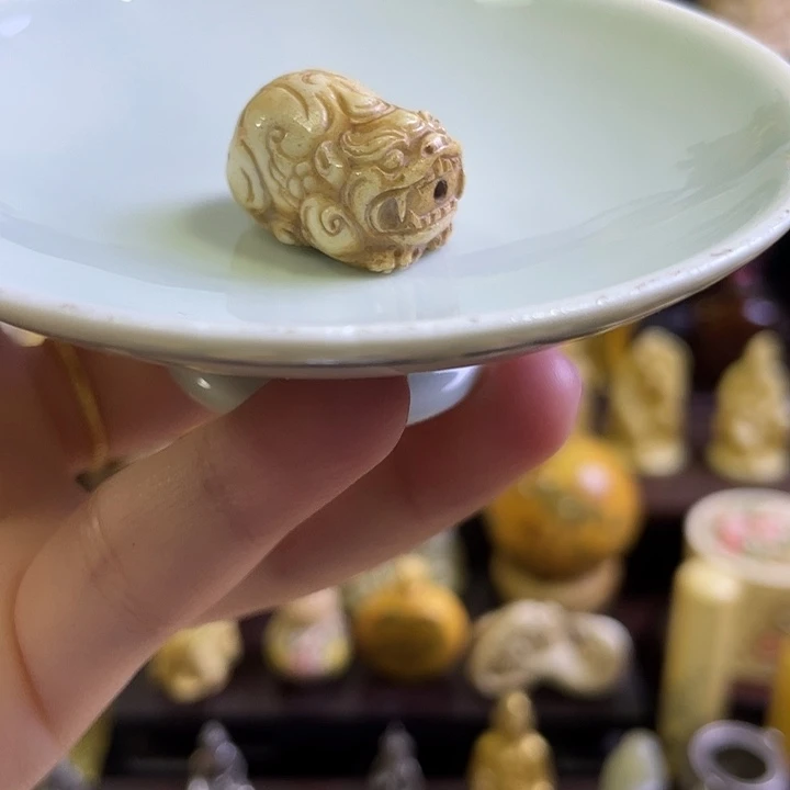 瓷片精致雕刻工艺品
