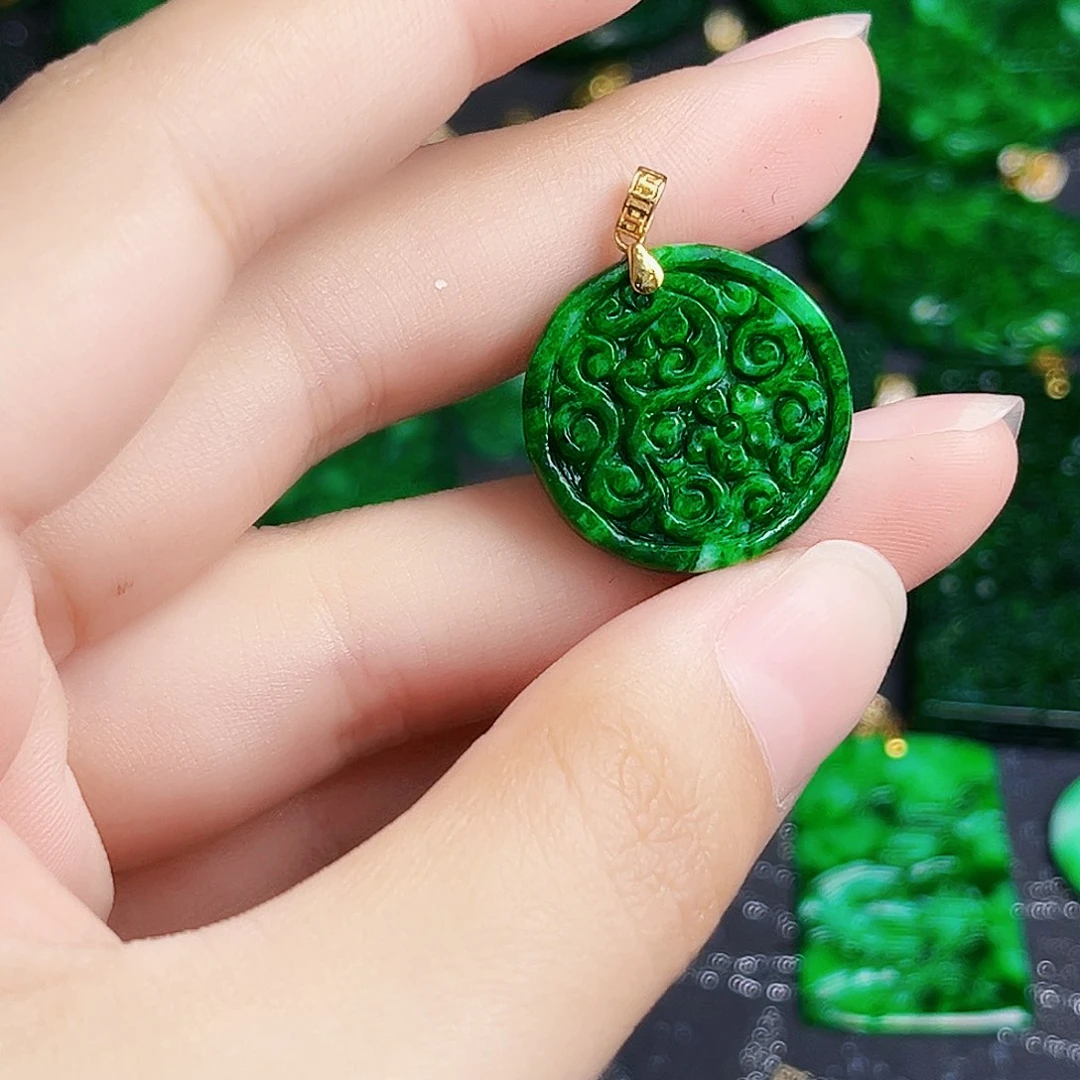 颈饰18K金镶嵌翡翠多样性