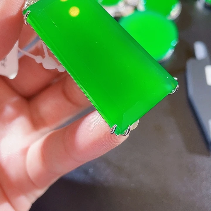 只买单纯的吊坠，没带链子，属的性质。无