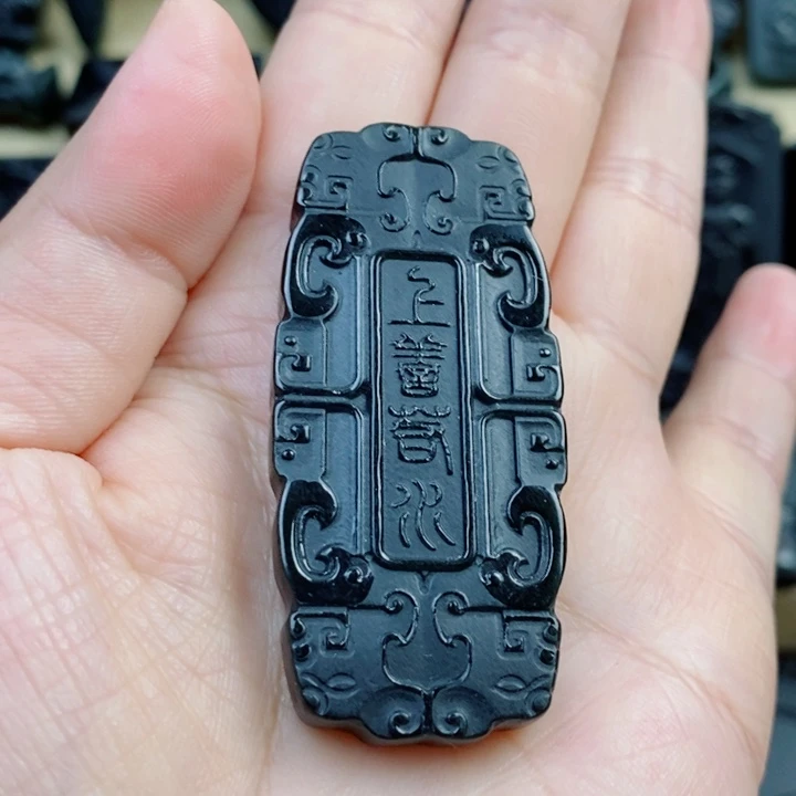 和田玉（青玉）未镶嵌颈饰双面雕刻