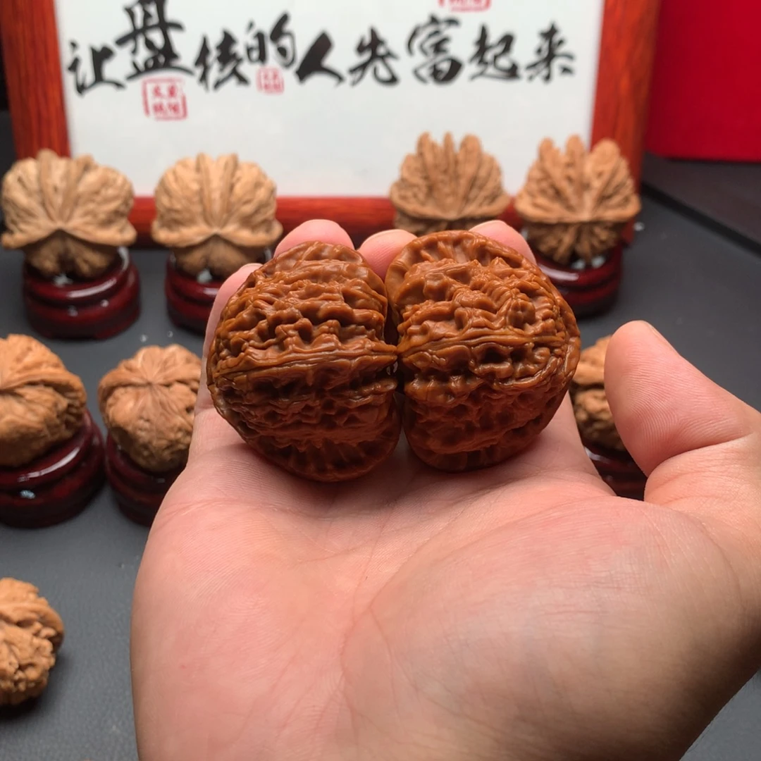 陇***咖吊坠文玩核桃三角白