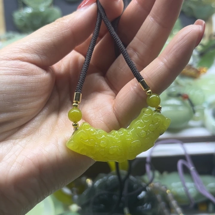 蛇纹石玉未镶嵌颈饰