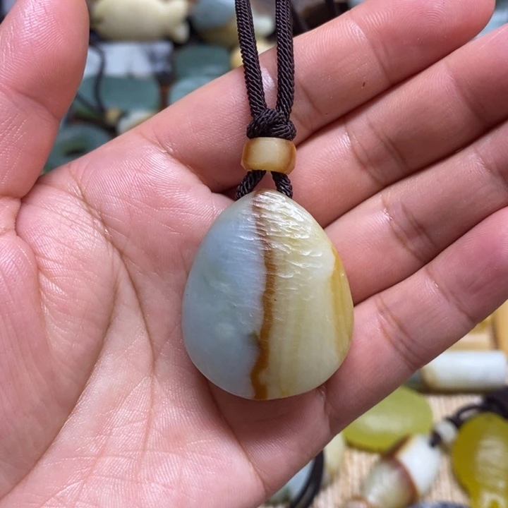 蛇纹石玉未镶嵌颈饰