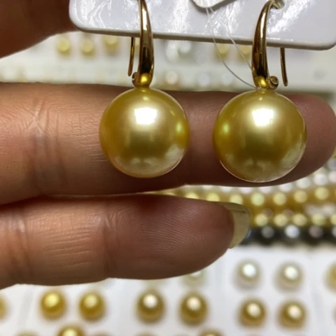 18K金镶嵌海水珍珠耳饰