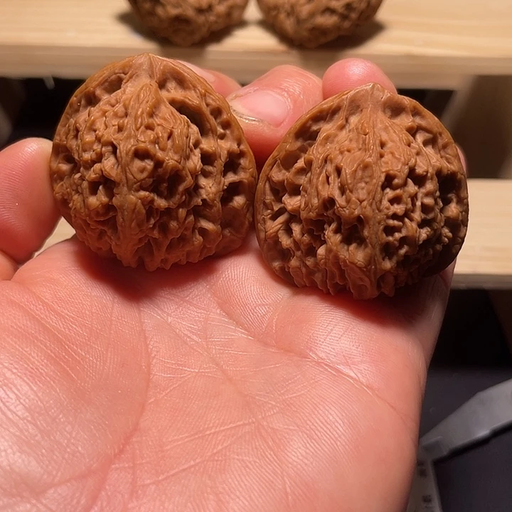 英***行文玩核桃吊坠南疆石正三角