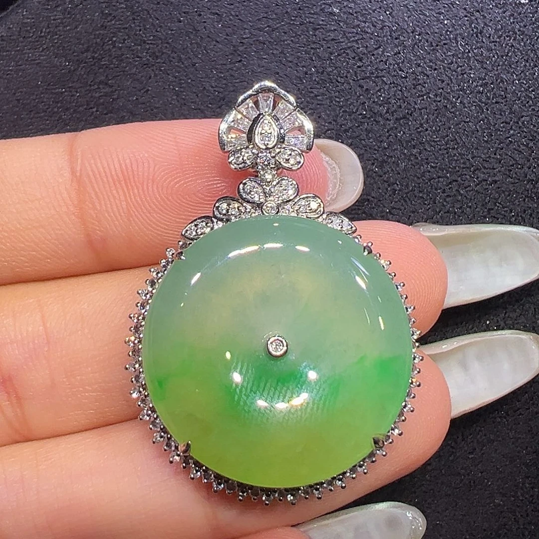 翡翠18K金镶嵌颈饰平安扣