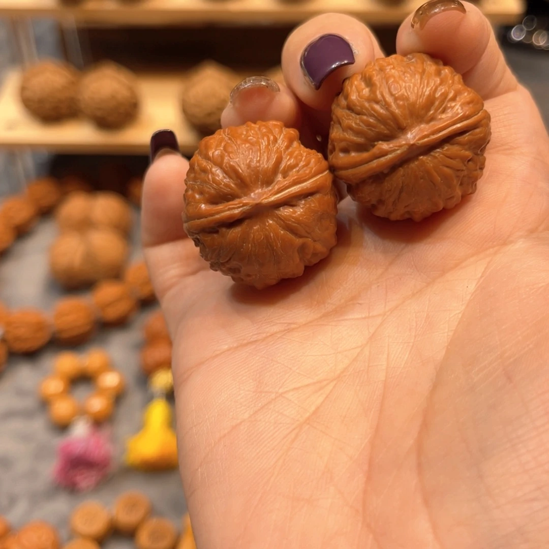 文玩核桃把件红皮小磨盘