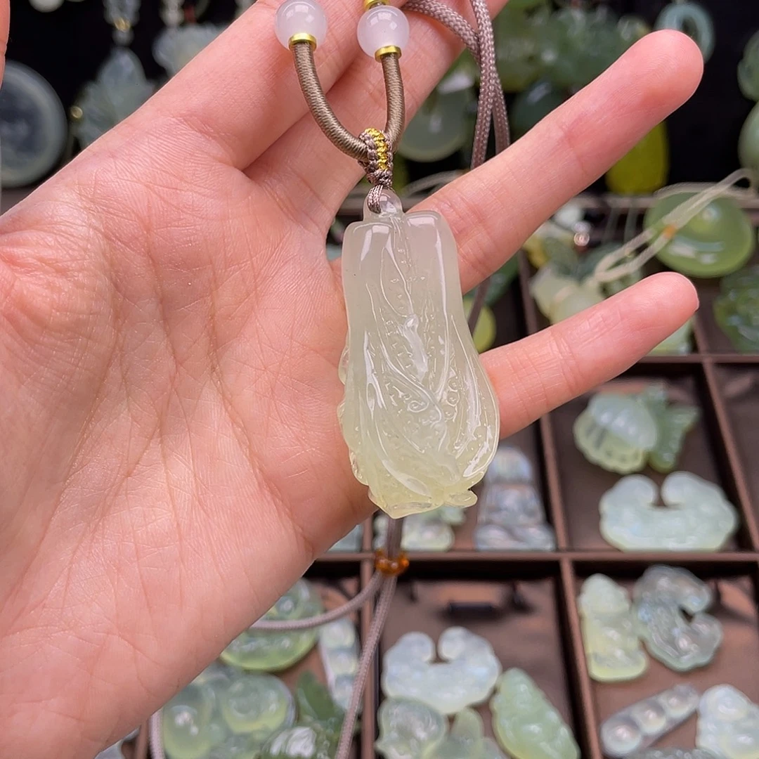 蛇纹石玉未镶嵌颈饰