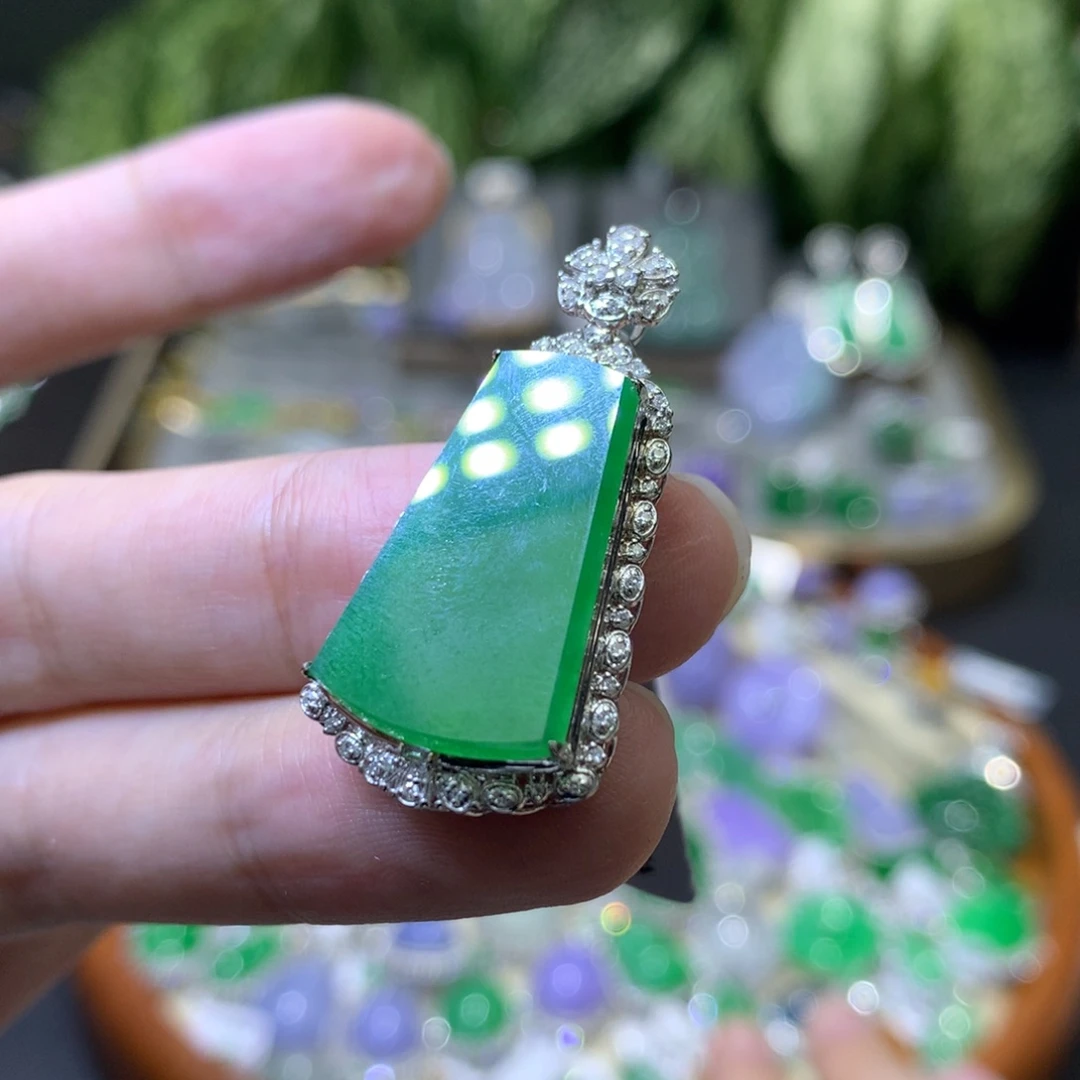 颈饰18K金镶嵌翡翠