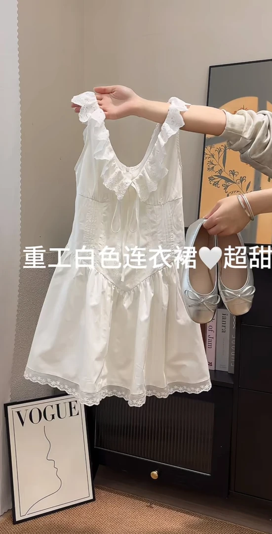 夏季新款法式初恋白色花边小飞袖收腰连衣裙小个子温柔风茶歇裙子