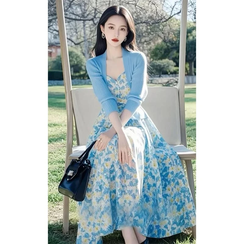 2025早春穿搭新款独特漂亮小香风蓝色针织衫碎花吊带裙叠穿两件套