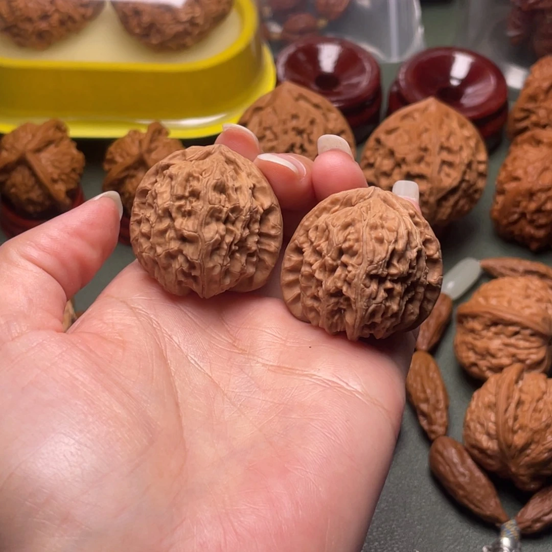 文玩核桃吊坠白狮子