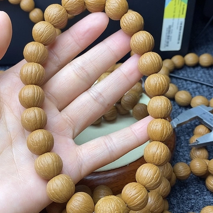 猴头核桃吊坠聚宝盆