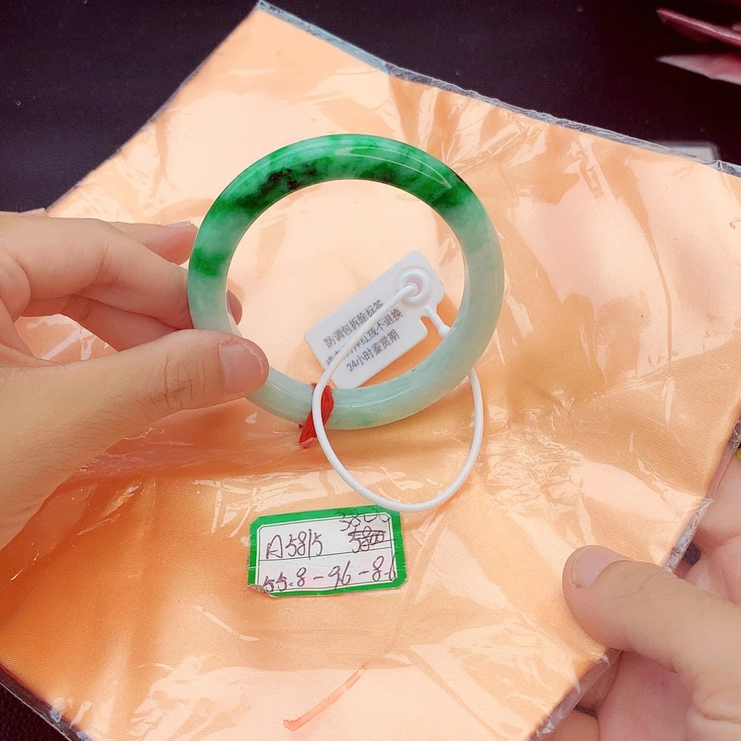 翡翠手镯未镶嵌翡翠