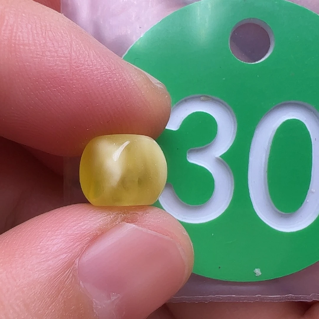 未镶嵌蜜蜡裸石7mm划痕