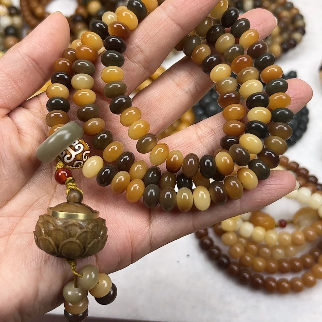 吊坠菩提根/象牙果香炉挂在跑环上。隔珠留着