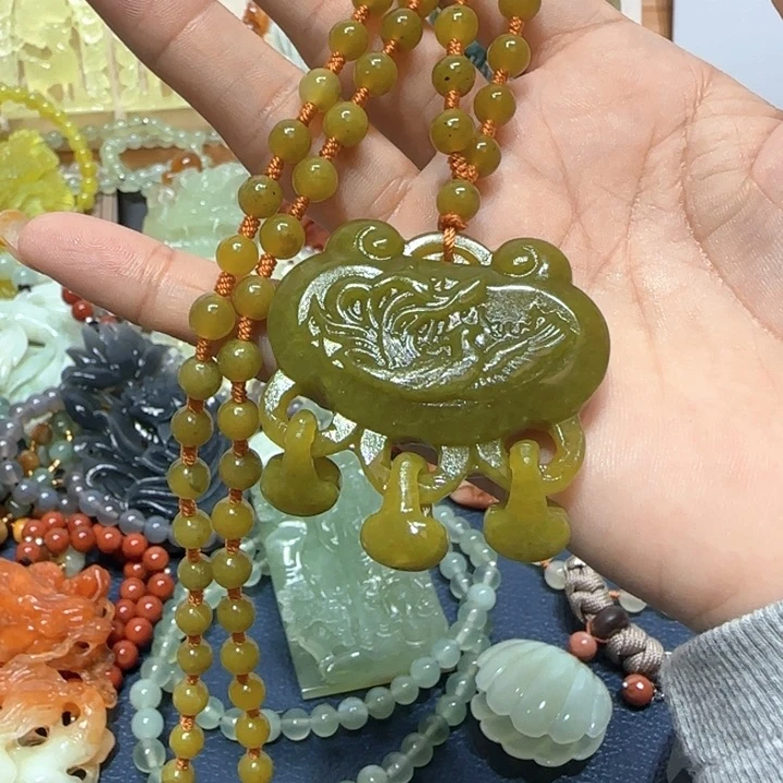 未镶嵌蛇纹石玉吊坠