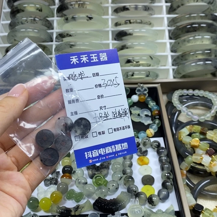 哆***梦蛇纹石玉未镶嵌颈饰