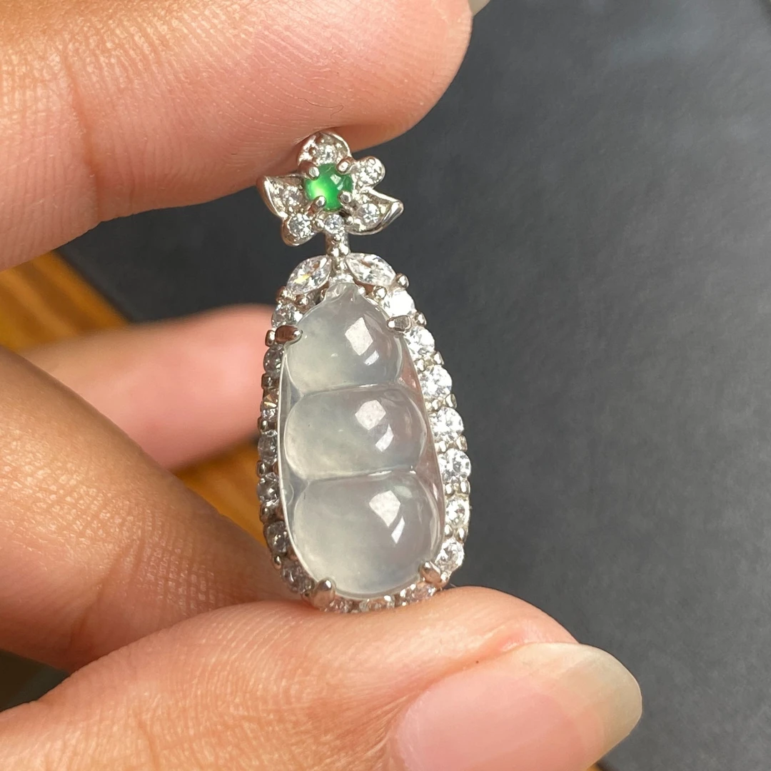 1221（小月源头）高冰翡翠白冰连中三元豆子吊坠干净饱满肉细荧光足