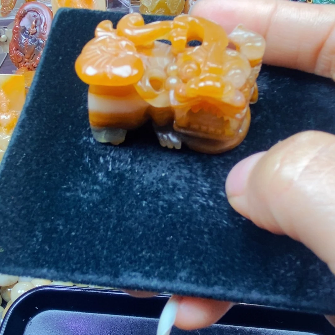石英质玉（黄龙玉）未镶嵌颈饰