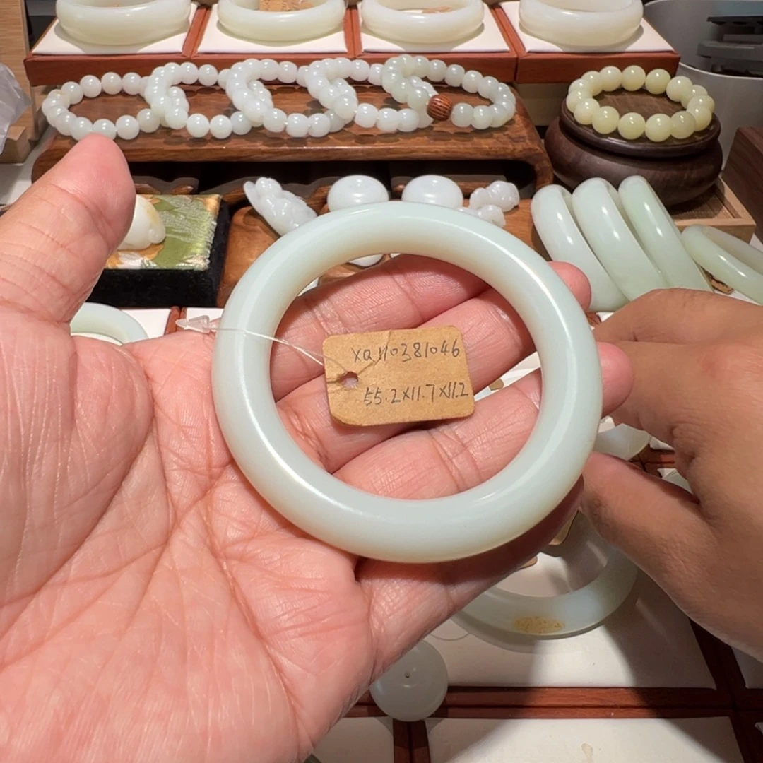 和田玉未镶嵌手镯