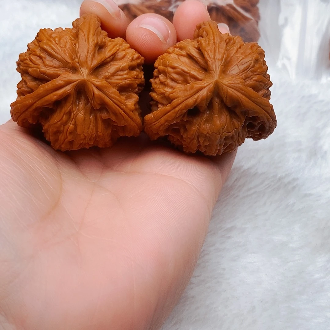 大***孩吊坠文玩核桃三棱