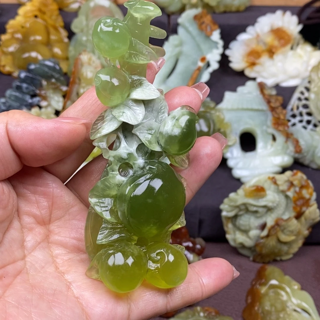 蛇纹石玉颈饰未镶嵌衣***装