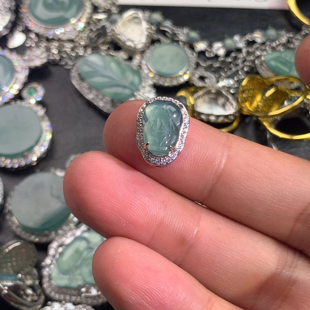 翡翠颈饰未镶嵌貔貅魔盒