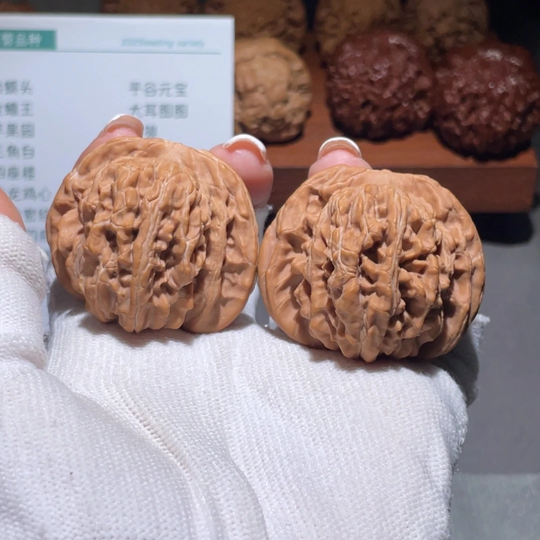 文玩核桃吊坠四座楼44。42。9207