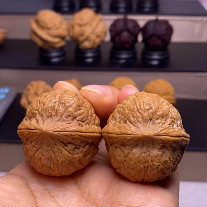 文玩核桃把件粗筋蟒纹虎头47