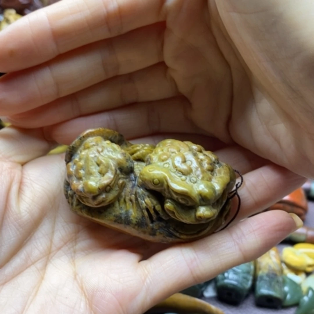 未镶嵌岫岩河磨玉（透闪石质玉）把件小***呀