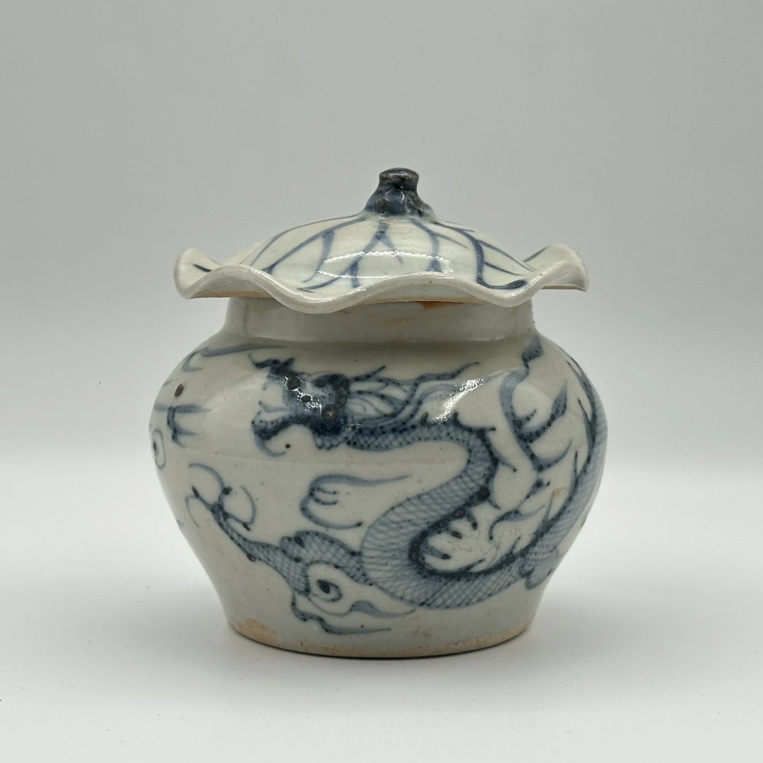 1972  青花龙纹荷叶盖罐