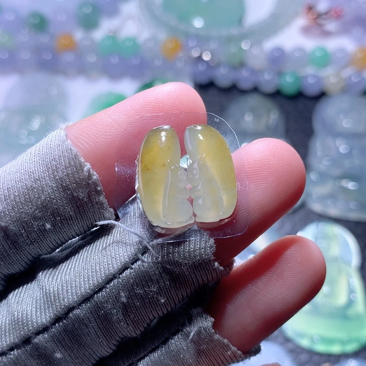 翡翠未镶嵌颈饰一对