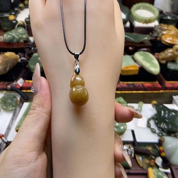 颈饰未镶嵌岫岩老玉（透闪石质玉）